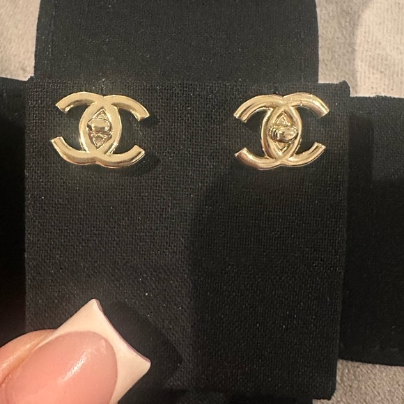 Chanel turn lock earrings - Picture 3 of 11